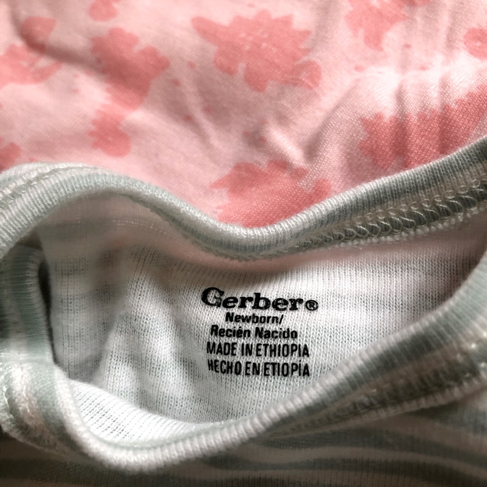Baby Girl Lot Clothing Set in Pink, Flowers, Strawberries rompers and sleepers - Picture 4 of 14